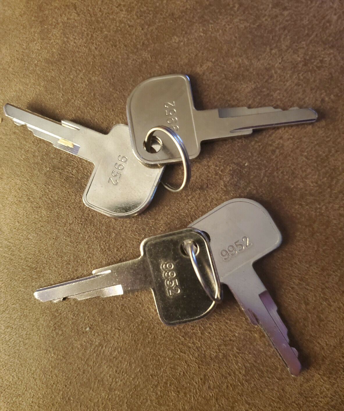New 2 Sets of 2 (4) keys total OEM 9952 IBM Keys for Cash Drawers Displays Locks